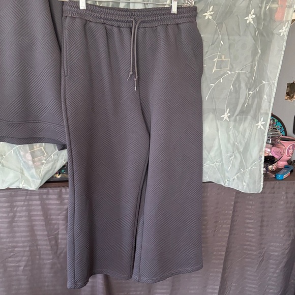 Boho Gray Quilted Textured Sweatshirt and Pants Set - Picture 3 of 6